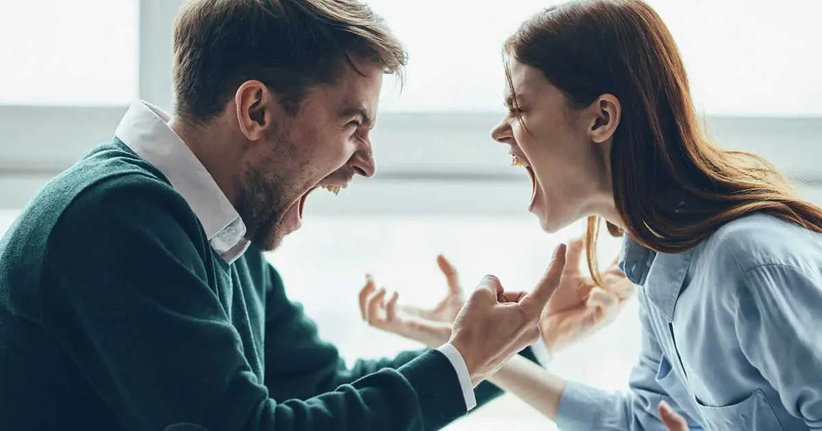 इन 8 राशियों के लोगों से ना करें बहस, मिनटों में आ जाता है इन्हें गुस्सा