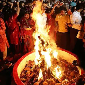 कब और कैसे करें होलिका दहन? जानिए, मुहूर्त, पूजन विधि, नियम व अनुष्ठान