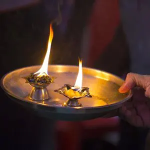 पूजा में इन दो रंगों का इस्‍तेमाल बना सकता है आपको पाप का भागी