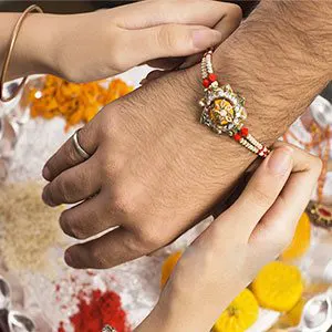 जानिए, 2019 में रक्षाबन्धन पर्व का शुभ मुहूर्त और राखी बांधने की विधि।